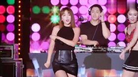 女主播热舞摔倒,女主播热舞不慎摔倒，网络热议